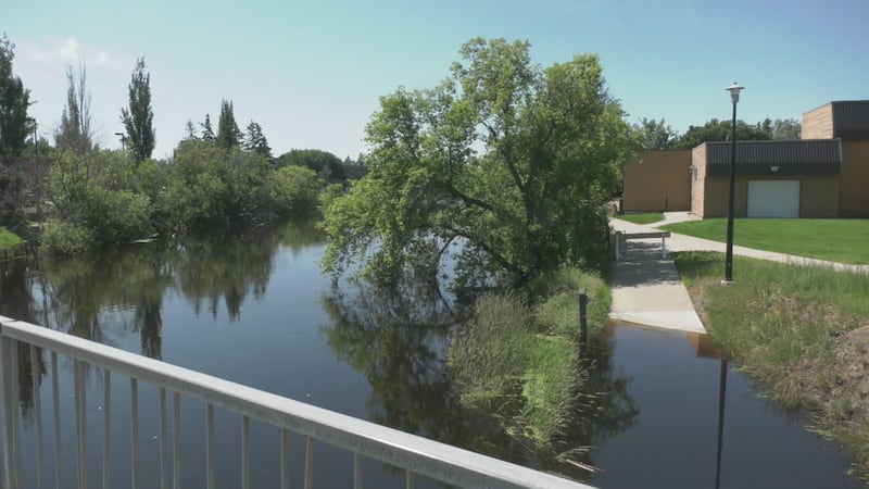 Sturgeon River slowly receding; trails, parks, sports fields in St. Albert still flooded