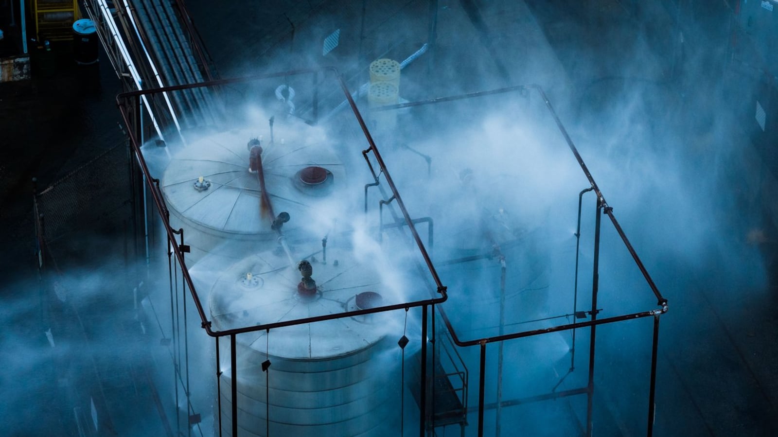 Blue Tank Risk Chemical tank risk explosion: 50,000 residents to evacuate