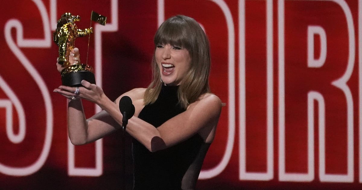Taylor Swift becomes most-awarded artist in MTV VMAs history, dedicates top prize to Dolly Parton - CTV News