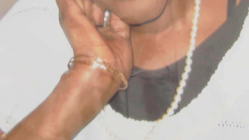 Calgary distraction theft victim speaks out after bracelets stolen right off her wrist