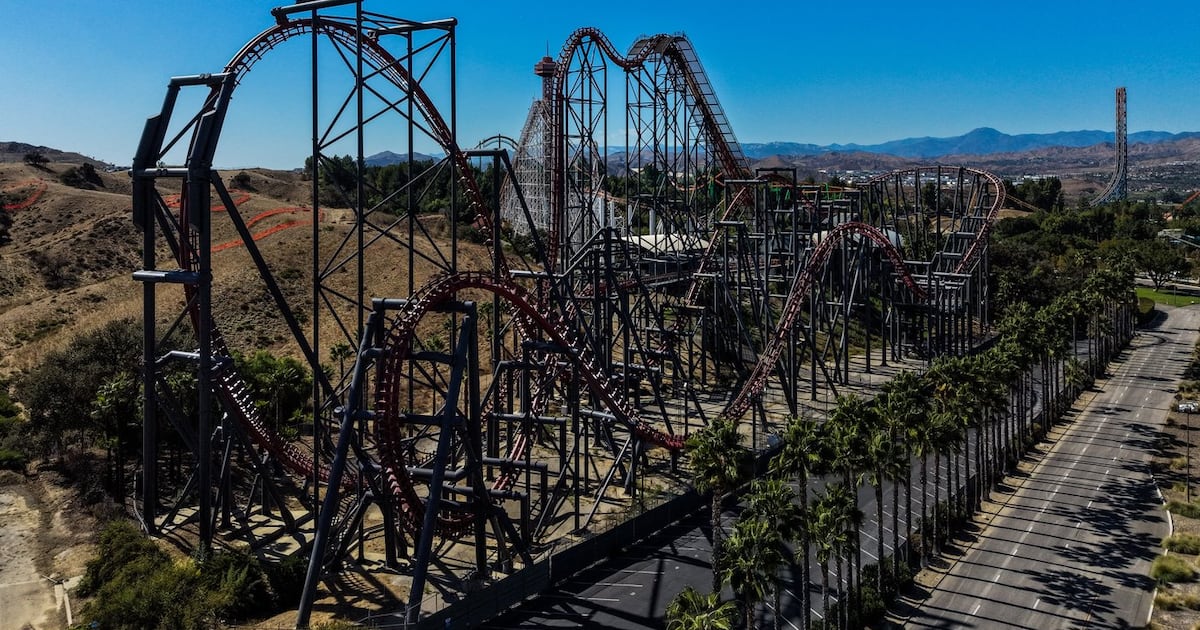 Six Flags Magic Mountain stellt Achterbahn X2 wegen Klagen wegen ...