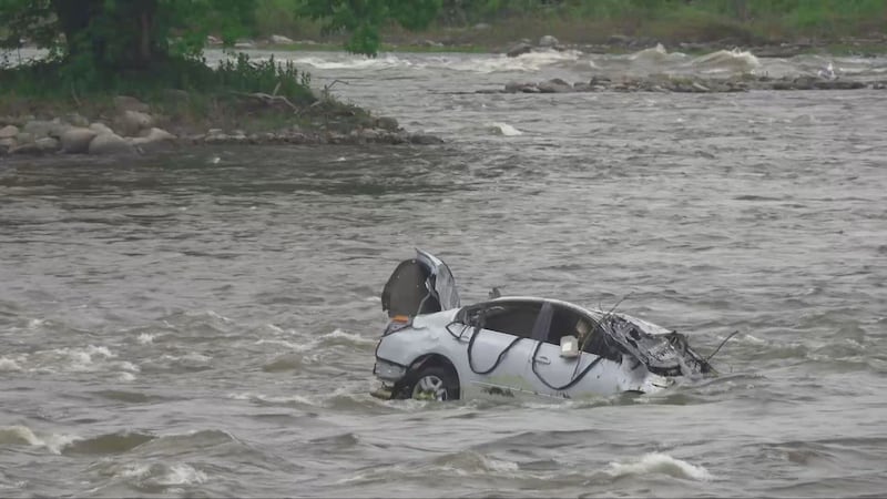 Car stuck in Mille-Iles River hauled out in police operation
