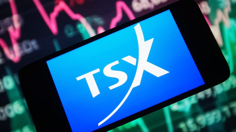 TSX falls more than 550 points, U.S. stock markets also negative as oil prices rise