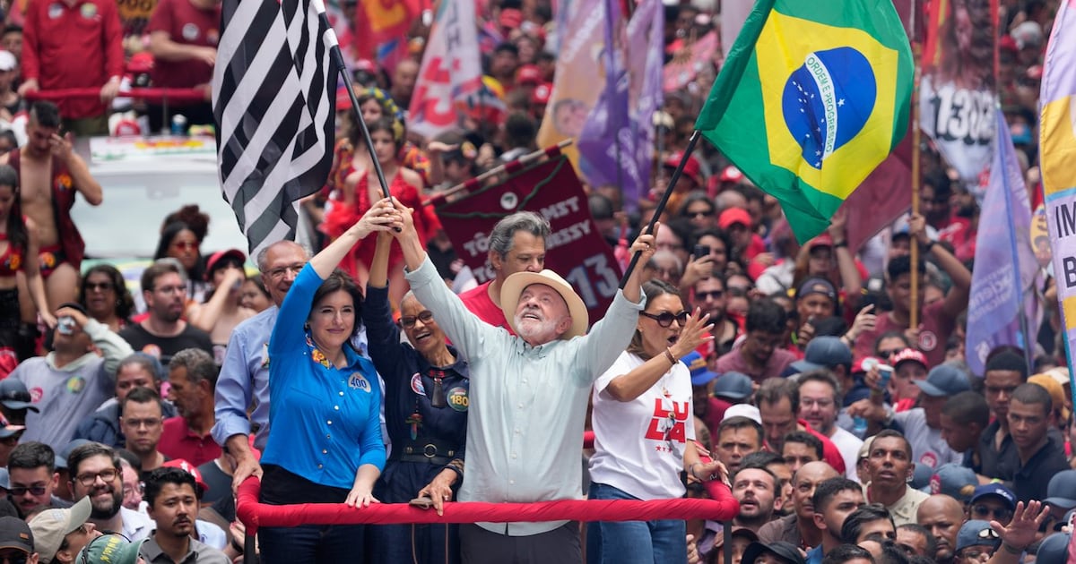 Brazil's Lula and Flávio Bolsonaro campaign in powerhouse state ahead of Sunday's presidential vote - CTV News