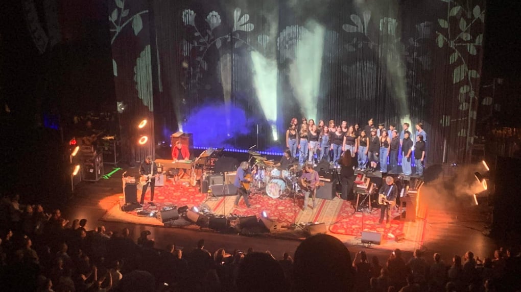Gcvi Student choir from Guelph, Ont. performs with Wilco in Toronto
