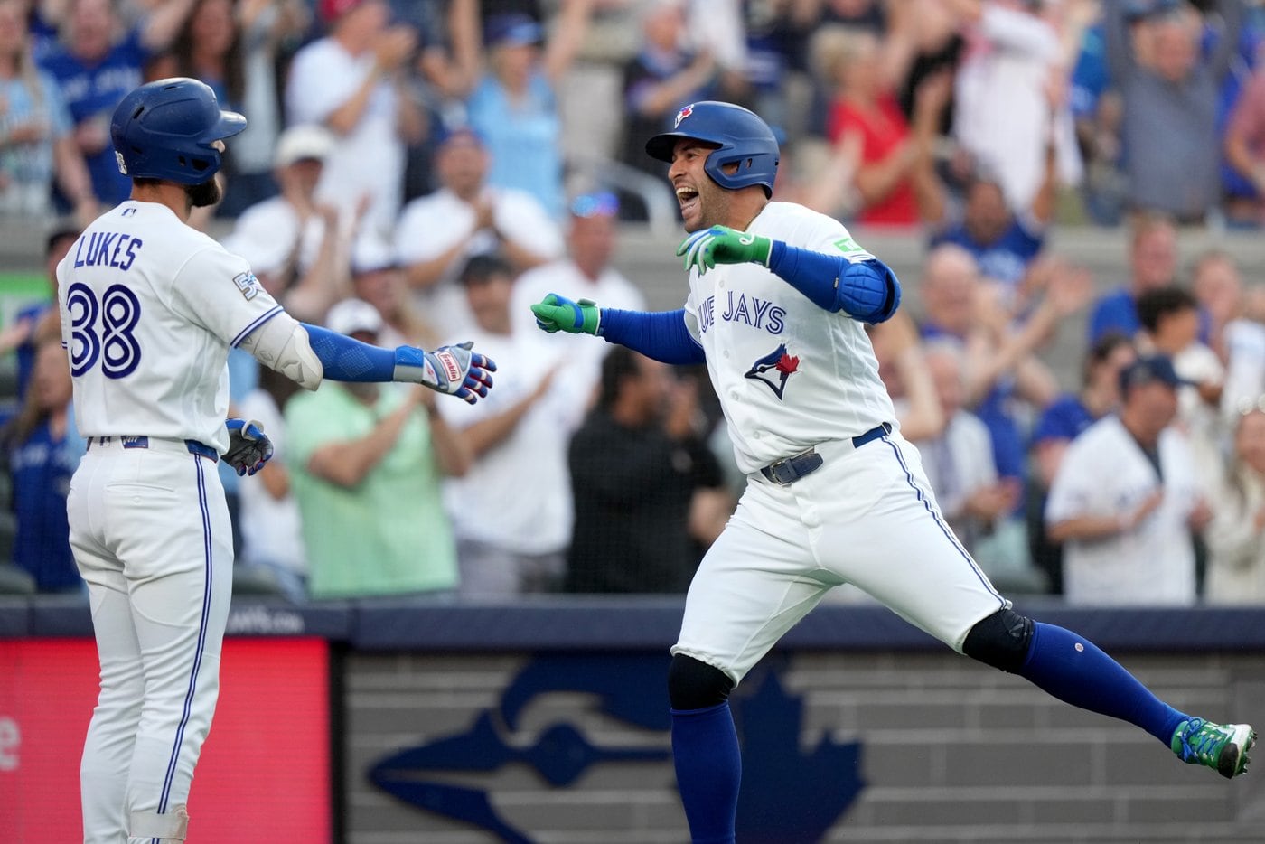 Blue Jays snap six-game losing skid with 2-1 win over struggling Mets