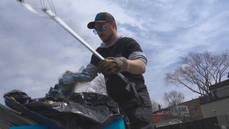 Montreal man walks 140 km around the island to pick up litter