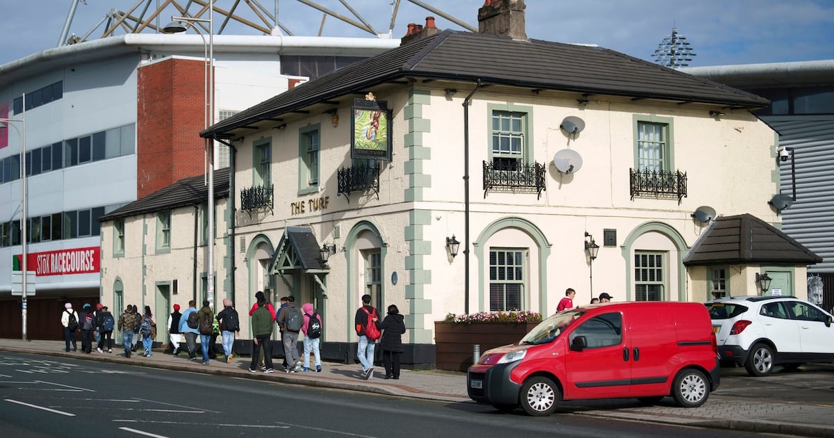 Besitzer von Wrexham kaufen Turf Pub neben dem Racecourse Ground