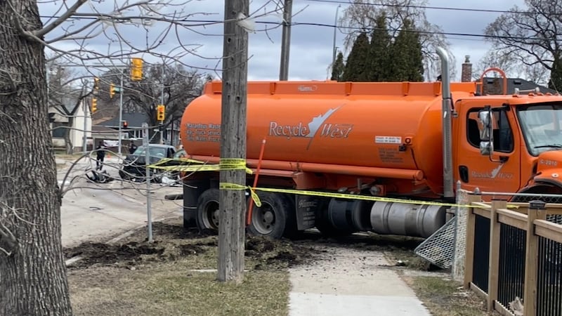 Damaged vehicles seen in area of Winnipeg road closure