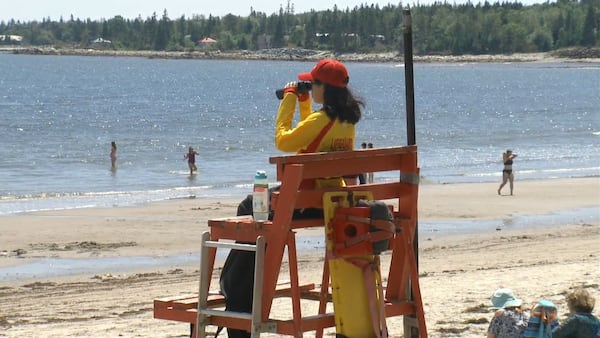 Lifeguard numbers ‘really high’ in N.S. and N.B. this summer: Lifesaving Society