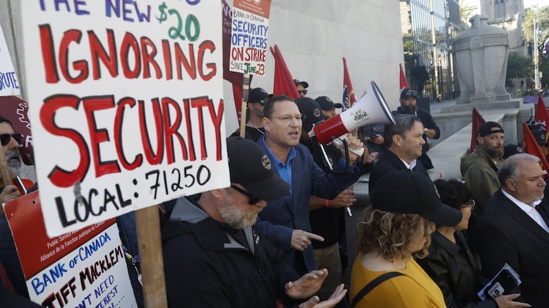 NDP leader says Ottawa breaking labour law as Bank of Canada strike nears 100 days