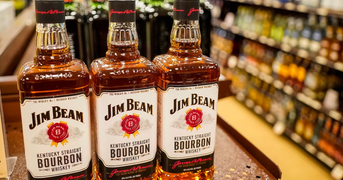 Canada Premiers Consider Resuming U.S. Alcohol Sales