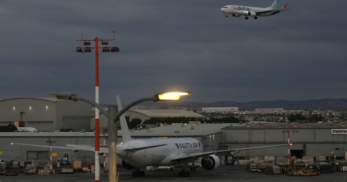 FlyDubai-Copilot wollte Flugzeug in den Flughafen von Tel Aviv stürzen ...