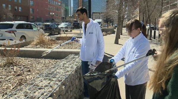 Thousands turn out to clean up Downtown Winnipeg