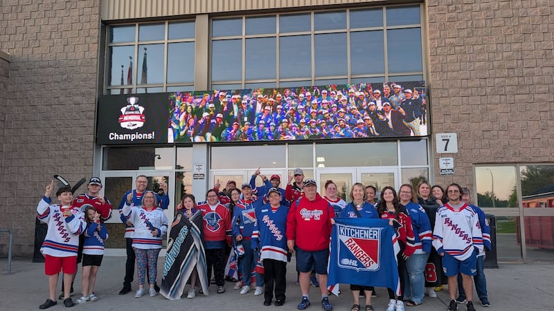 Hundreds of fans gather to watch Kitchener Rangers win Memorial Cup