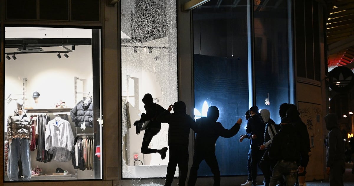 Photo : CTV News Youths break a store window during clashes between protestors and police in Paris, Sunday, Oct. 18, 2026. (AP Photo/Emma Da