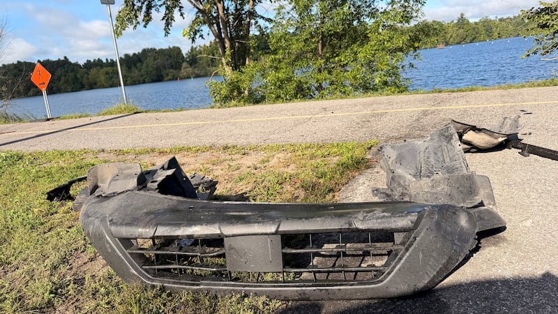 2 people swim to shore after crashing car into Mooney’s Bay