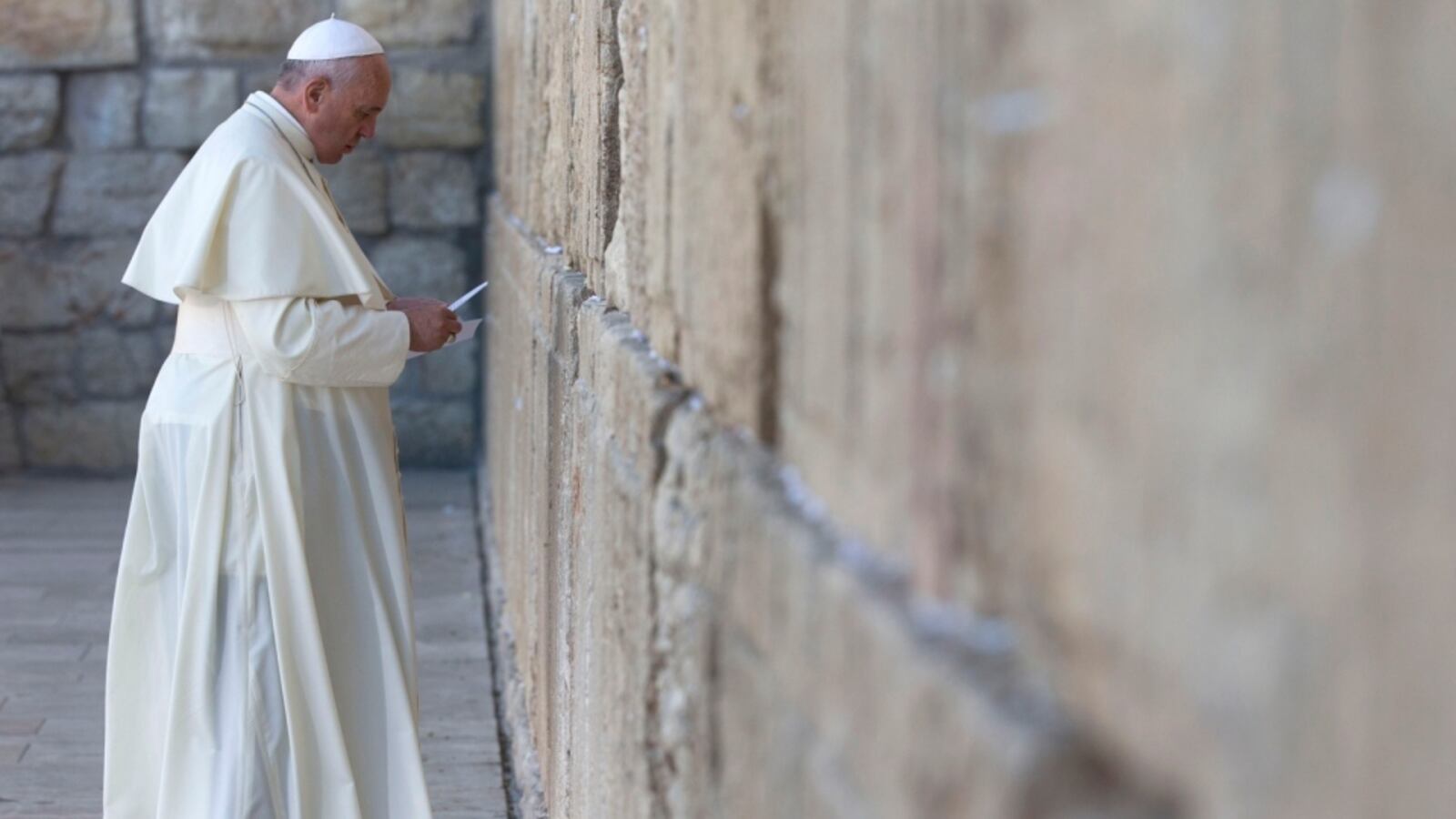 Pope honours Holocaust victims in Jerusalem