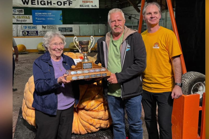 Giant pumpkin breaks Manitoba record
