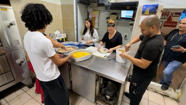 Ottawa students treated to early Christmas dinner