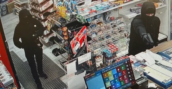 Niagara police searching for suspects following alleged armed robbery in Wellandport