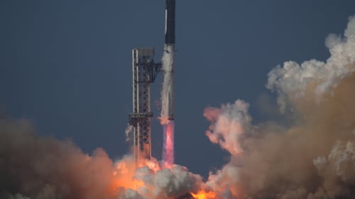 SpaceX launches Starship on another test flight, this time with the most advanced Starlinks