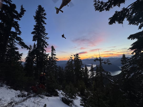 4 stranded hikers rescued from snowy conditions on North Shore mountain