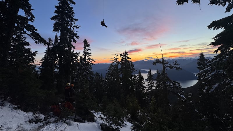 4 stranded hikers rescued from snowy conditions on North Shore mountain