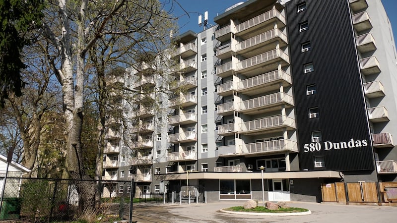 UPDATED: Police investigate shooting at Dundas Street apartment