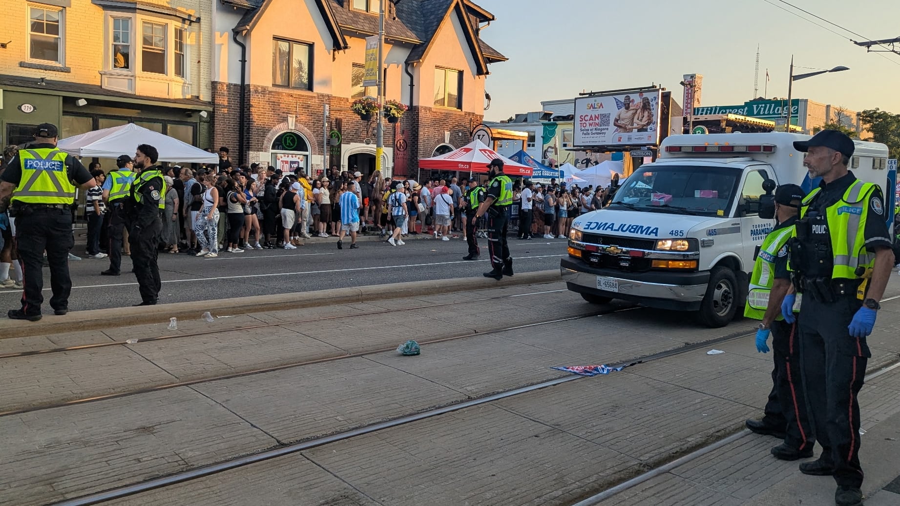 2 dead, 3 injured as Toronto police look for active shooter at Salsa on St.