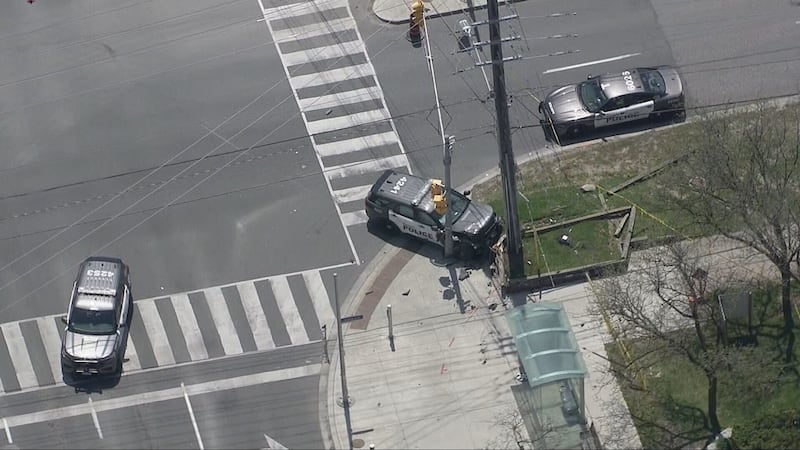 2 Toronto police officers rushed to hospital following collision in Scarborough
