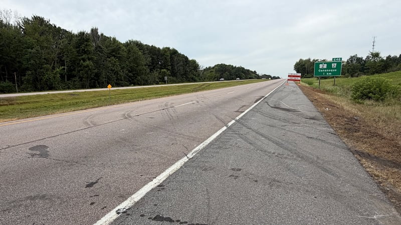 Transport truck involved in fatal crash on Hwy. 401 in eastern Ontario crossed highway median: OPP