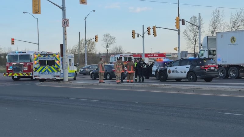 2 police cruisers involved in chain-reaction crash in Hamilton