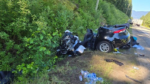 4 taken to hospital after crash that closed Highway 1 in B.C. Interior