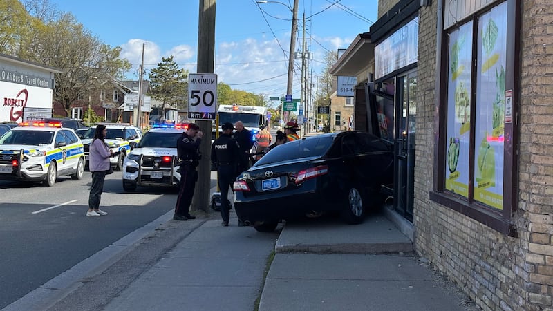 Car strikes building in London