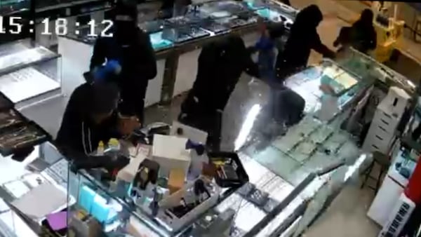 Smash-and-grab robbery at Edmonton jewelry store injures 1, 5 at large