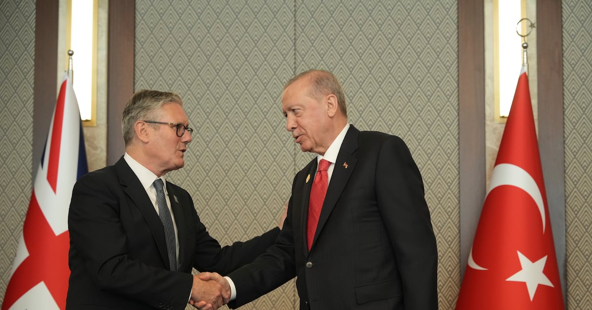 Erdogan schenkte NATO-Staats- und Regierungschefs Pistolen, sagt Starmer