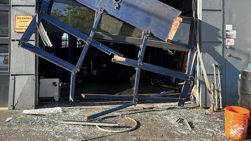 Caught on camera: Suspects smash through Vancouver Island repair shop during theft