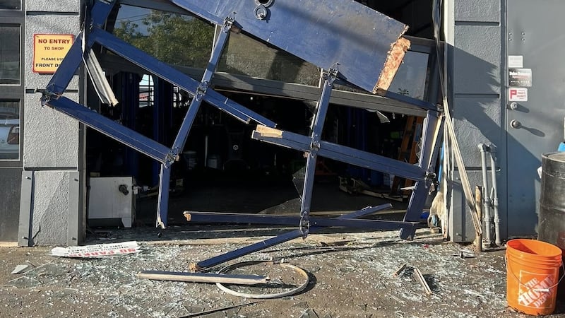 Caught on camera: Suspects smash through Vancouver Island repair shop during theft