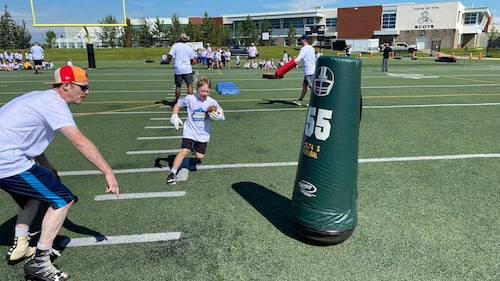 600 kids run drills alongside Hubbard, other athletes at free football camp