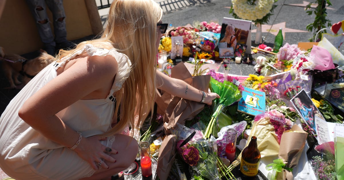Dolly Parton erhält nach Vandalismus einen neuen Stern auf dem Hollywood ...