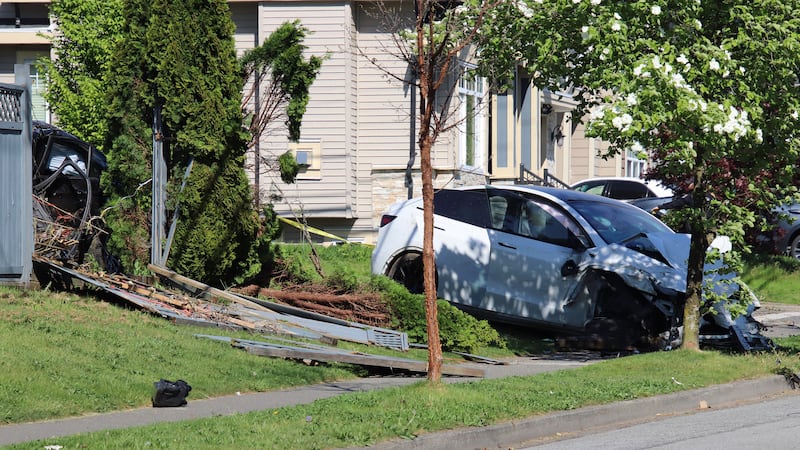 1 dead, 5 hospitalized after car crash in Delta, B.C.
