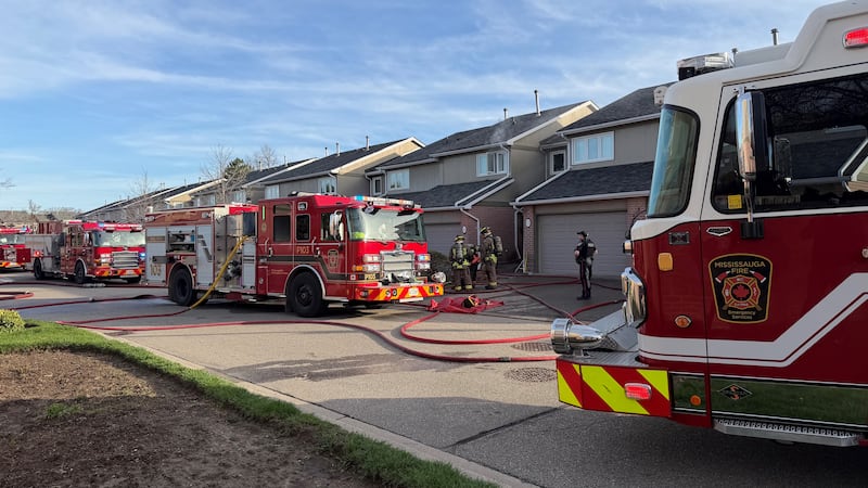 2 people in serious condition following townhouse fire in Mississauga