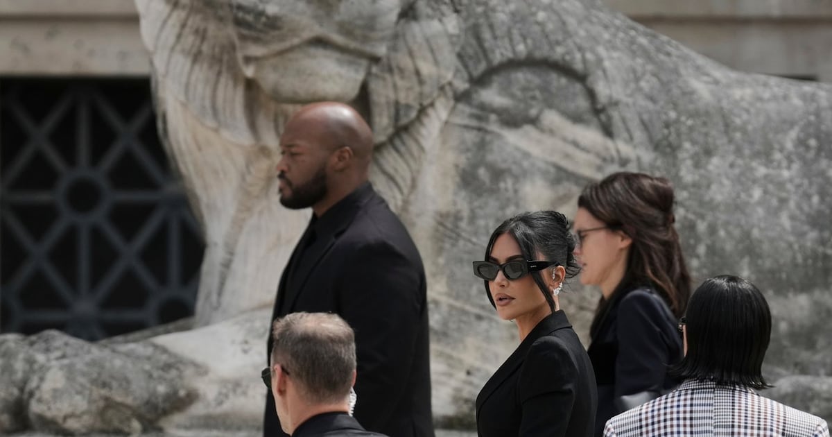Ein Pariser Gericht spricht Kim Kardashian nach dem Raubüberfall von 2016 ...
