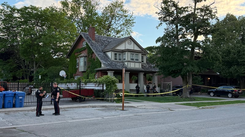 Police investigating after 2 people critically injured in Mississauga