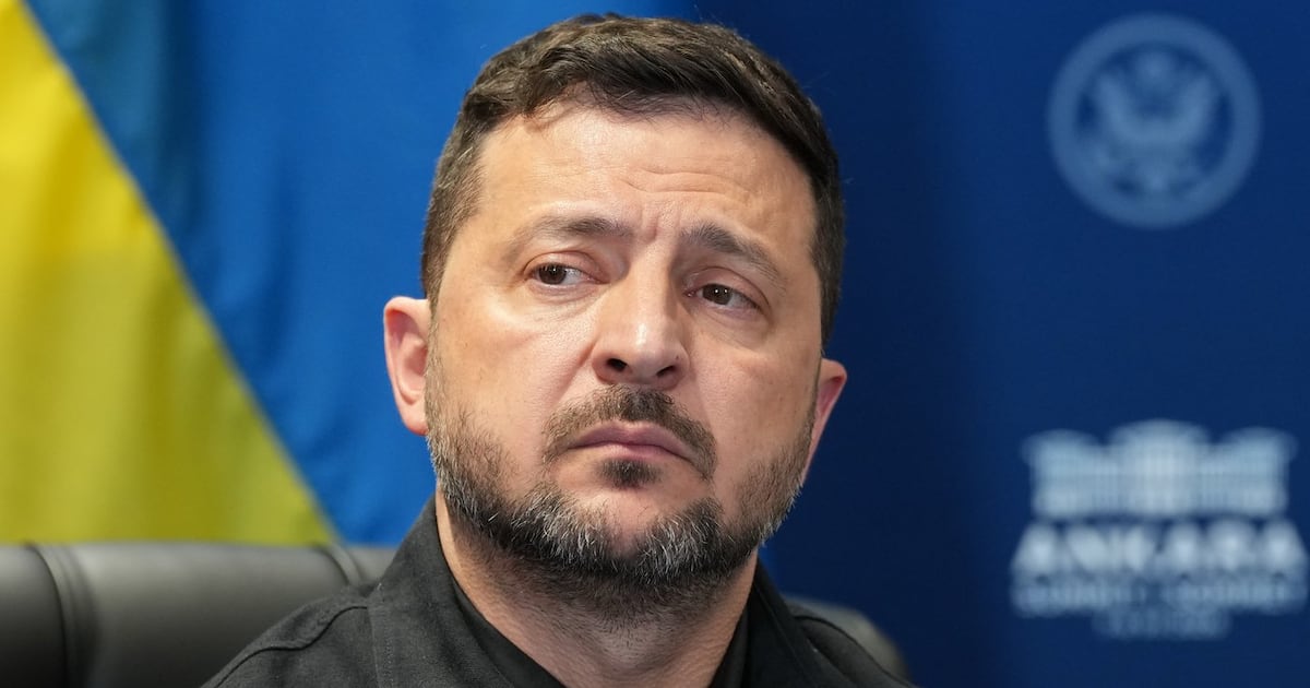 Russische Luftangriffe töten neun Menschen in der Ukraine ...