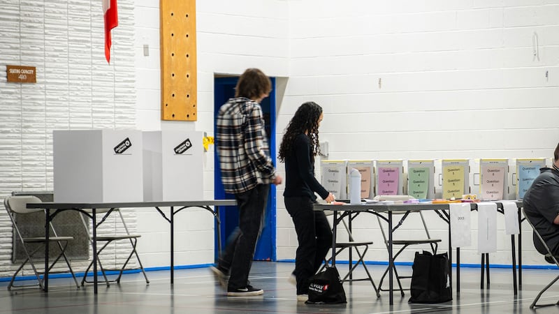 Albertans split in early returns on remaining 9 referendum questions