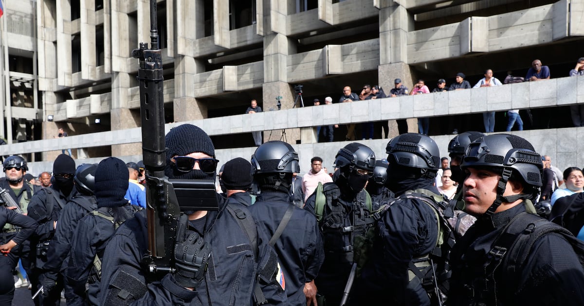 Canada warns borders, airspace in Venezuela could close with little notice