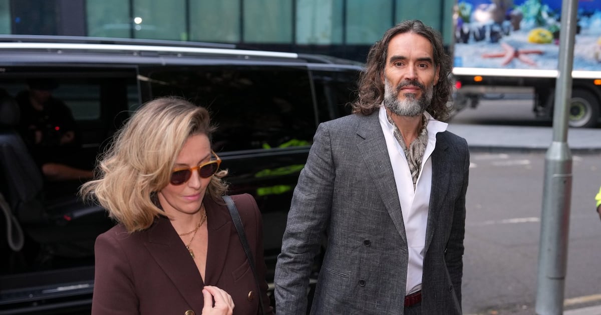 Russell Brand erscheint vor einem Londoner Gericht zu einem Prozess wegen ...