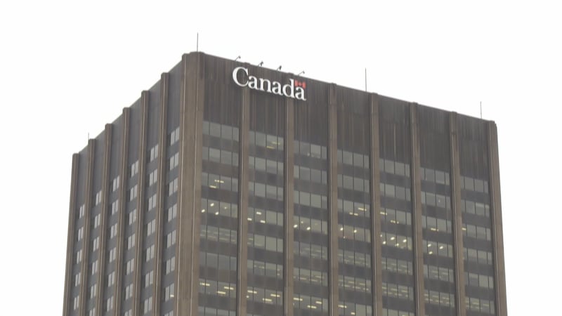 Thousands of federal public servants apply for early retirement